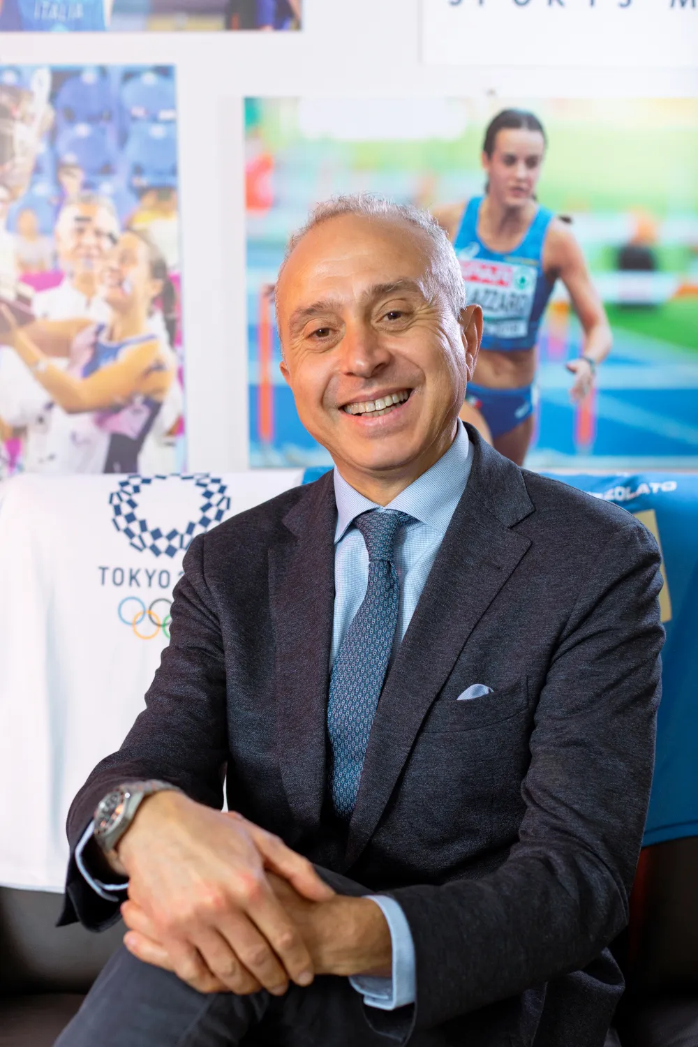 Il Dott. Sarino Ricciardello seduto nel suo studio