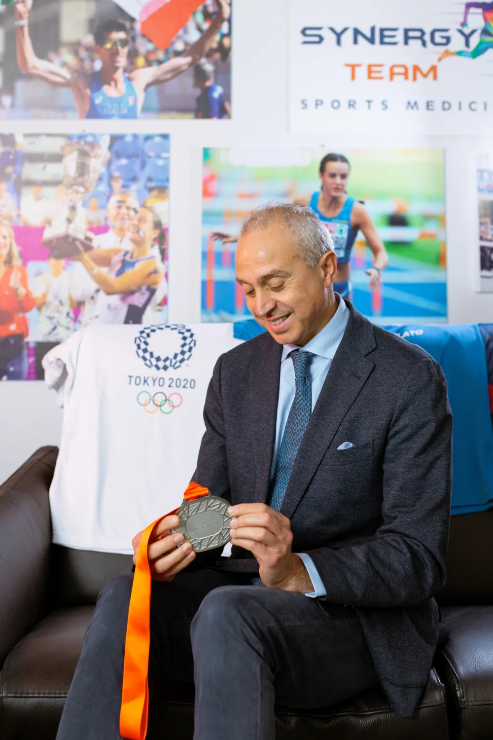 Il Dott. Sarino Ricciardello osserva la medaglia d'argento dei Giochi della XXXII Olimpiade (Tokyo 2020)